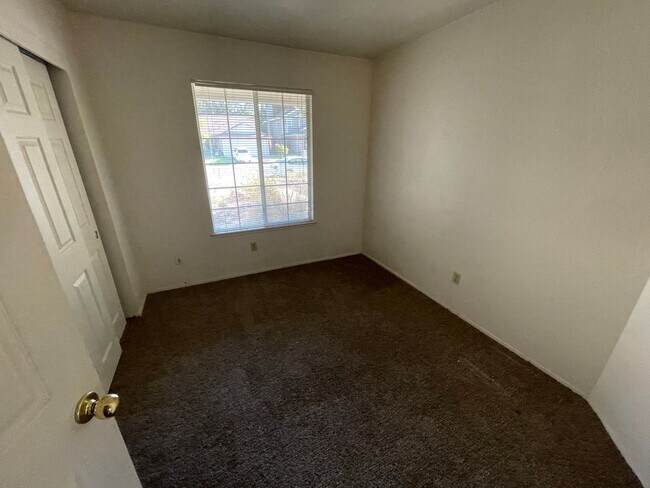 Building Photo - 604 Hovey Way