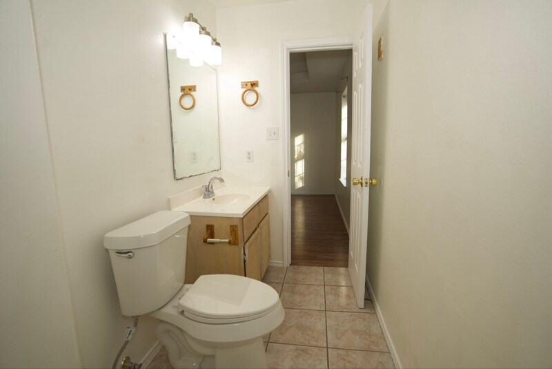 Building Photo - 746 Sonesta Dr