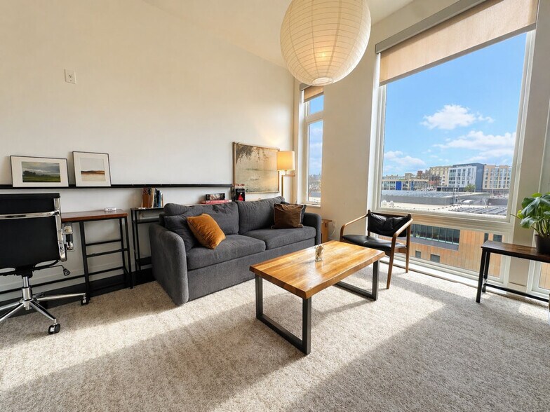 Building Photo - 550 W Juneau Ave