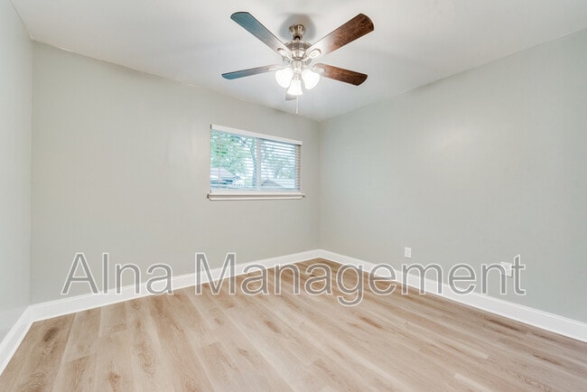 Building Photo - 4 Eastlane Pl