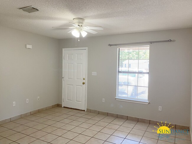 Building Photo - Nice 2 Bedroom Duplex in Navarre!