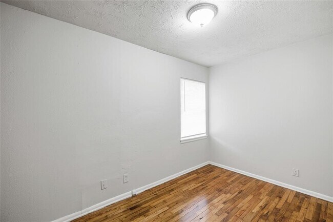 Building Photo - 4710 Meadow Park Dr