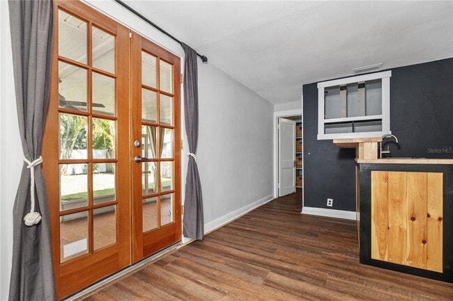 Building Photo - 227 W Fern St