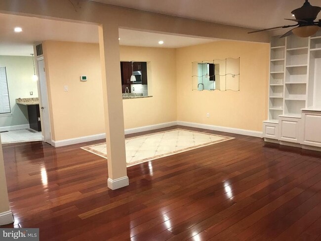 Building Photo - 10354 College Square