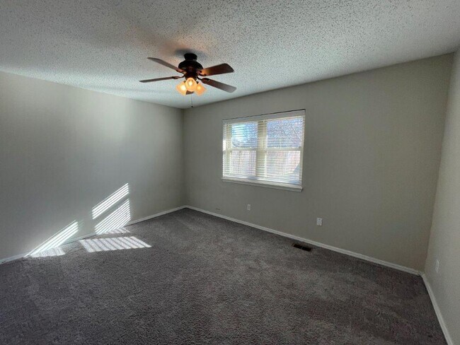 Building Photo - 3 bed 2 bath, 2 car with wood floors, fenc...