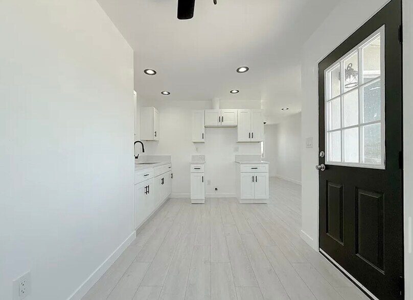 Building Photo - 518 N Wilmington Ave