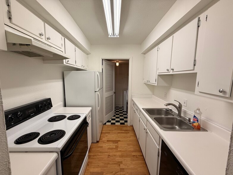 kitchen (no furnishings) - 810 Bellevue Rd