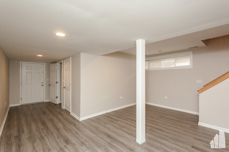 Building Photo - 845 W Lawrence Ave