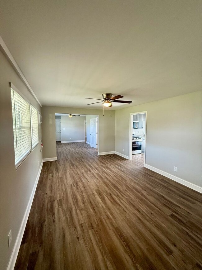 Building Photo - Oak Ridge - 3 bedroom 2 bath Duplex - call...