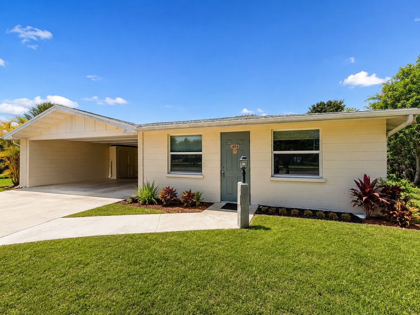 Building Photo - 1604 Cardinal Ln