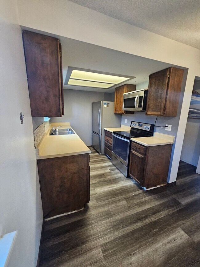 Building Photo - Beautiful West Side Condo