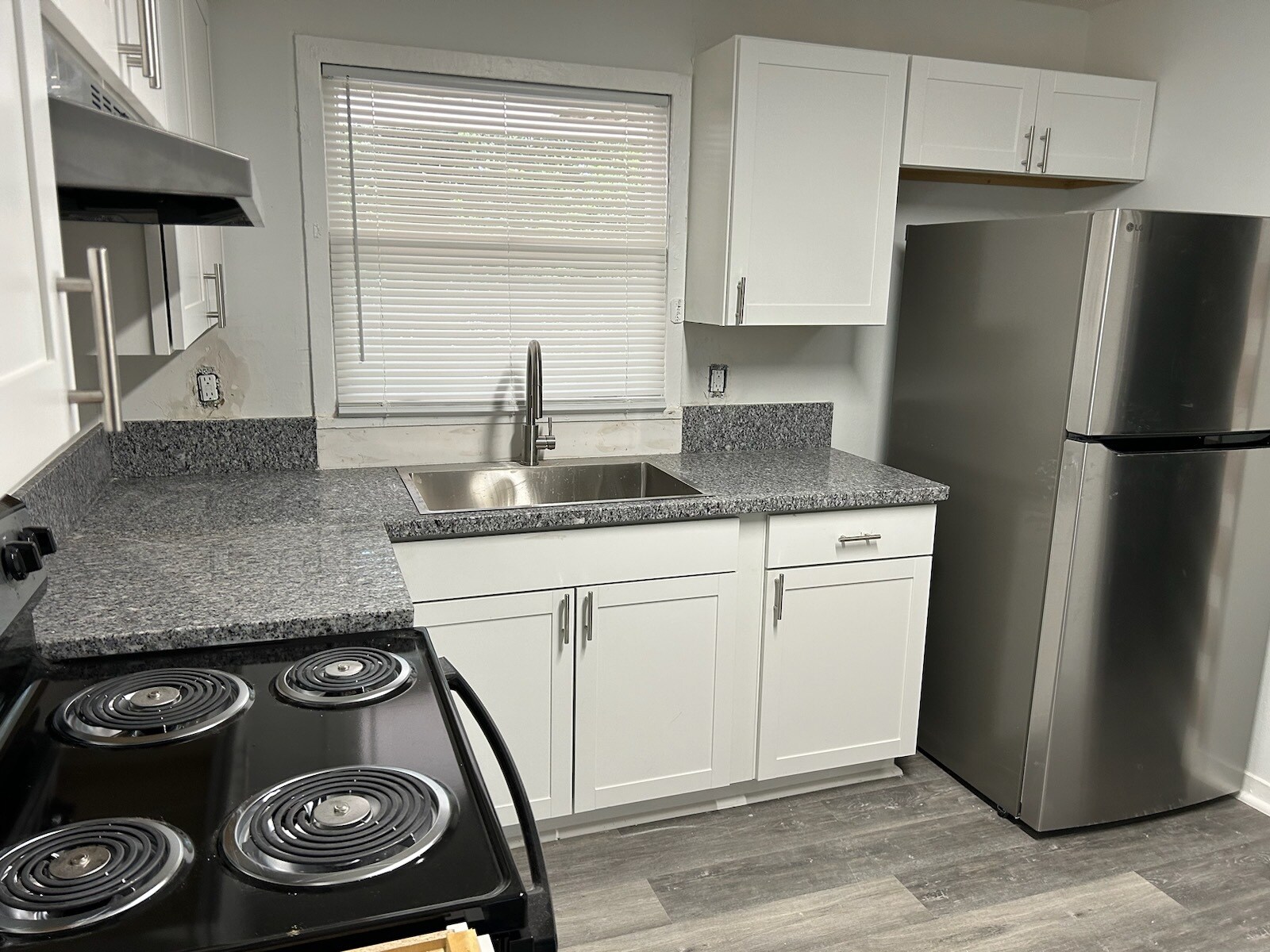Kitchen - 725 W Sherwood Dr
