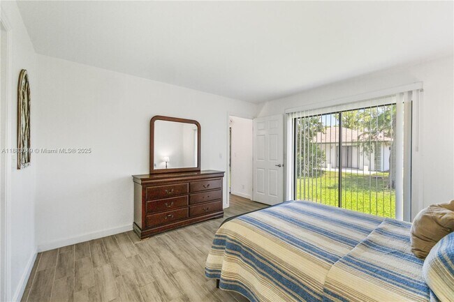 Building Photo - 1194 Hyacinth Pl