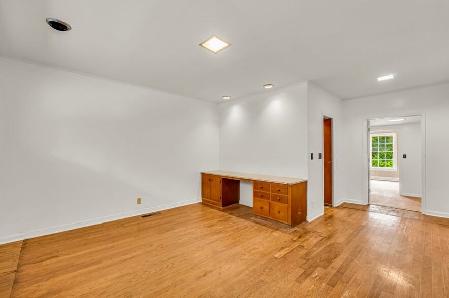 Building Photo - 905 8th Ave N
