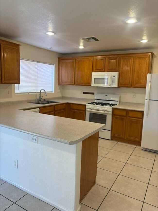 Building Photo - 3 bedroom house with 2.5 bathrooms