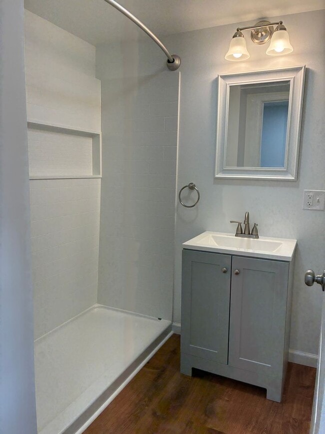 Building Photo - Spacious & Fully Renovated 4-Bedroom Home ...