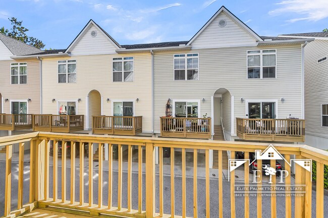 Building Photo - Charming Townhouse Near the Heart of Charleston – Comfort & Convenience in One!