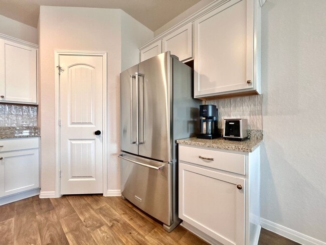 Building Photo - 401 Town Lk Bnd