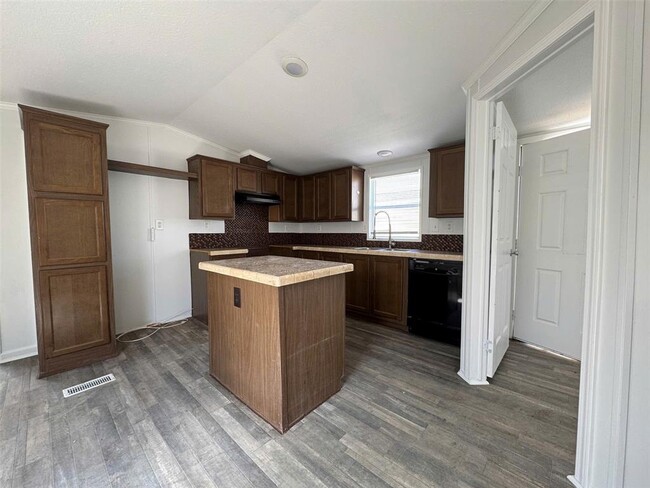 Building Photo - 16206 Wood Dr
