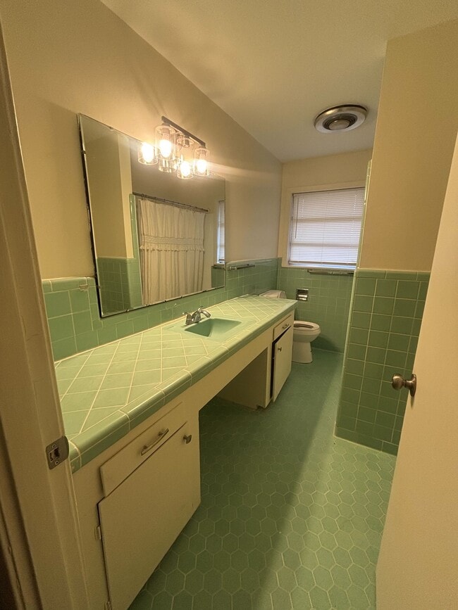 Building Photo - 451 E Dinkins St