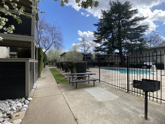 Building Photo - Menlo Pointe