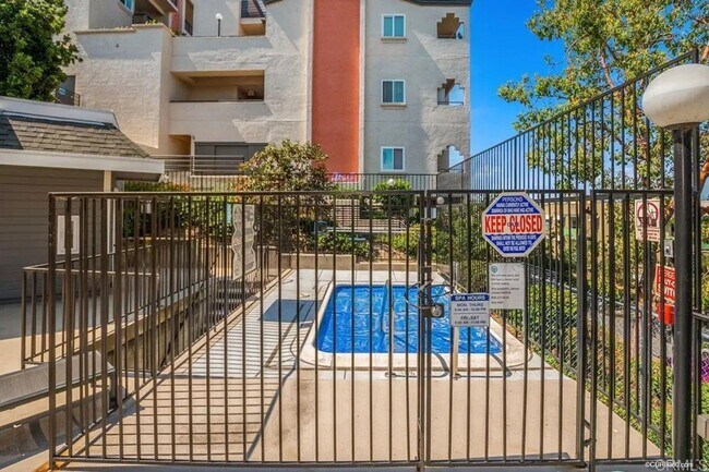 Building Photo - 1BD 1BA Condo with Parking Garage - Locate...