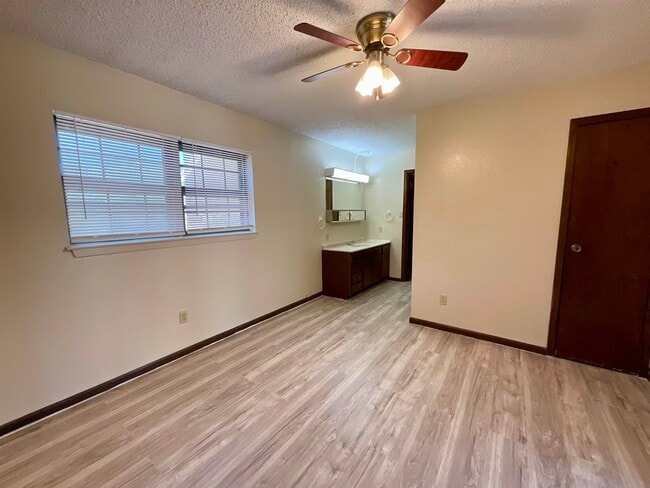 Building Photo - 1411 Hi Cir N