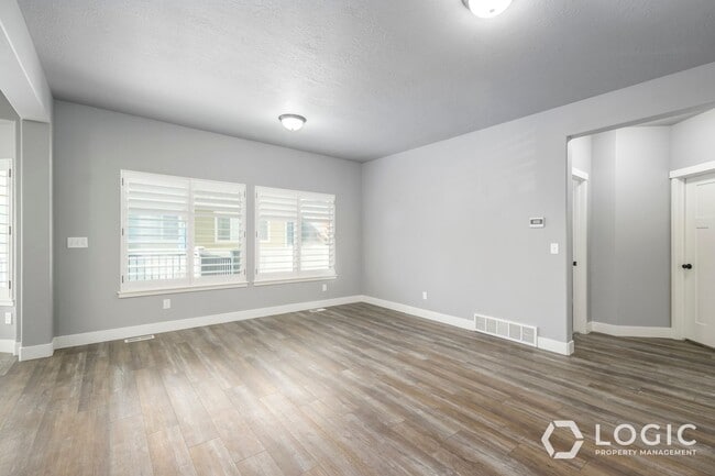 Building Photo - Beautiful Home in Midvale!