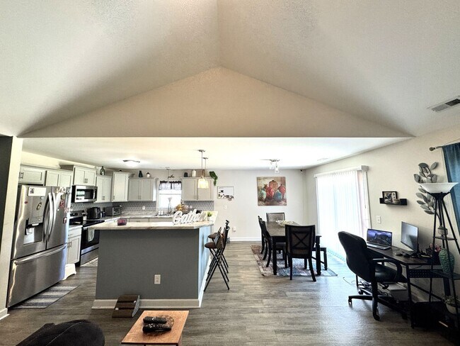 Building Photo - Beautiful home! Convenient to the city with all shopping!