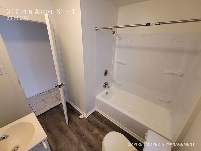 Building Photo - 217 Pen Argyl St