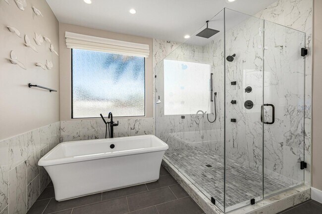 Building Photo - 3821 E Devonshire Ave