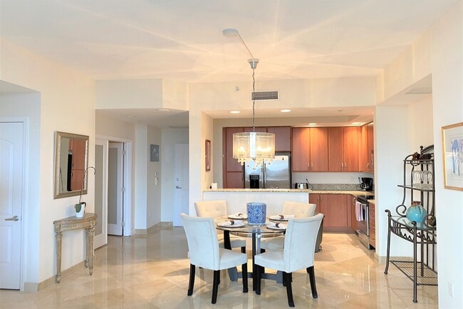 Building Photo - 801 S Olive Ave