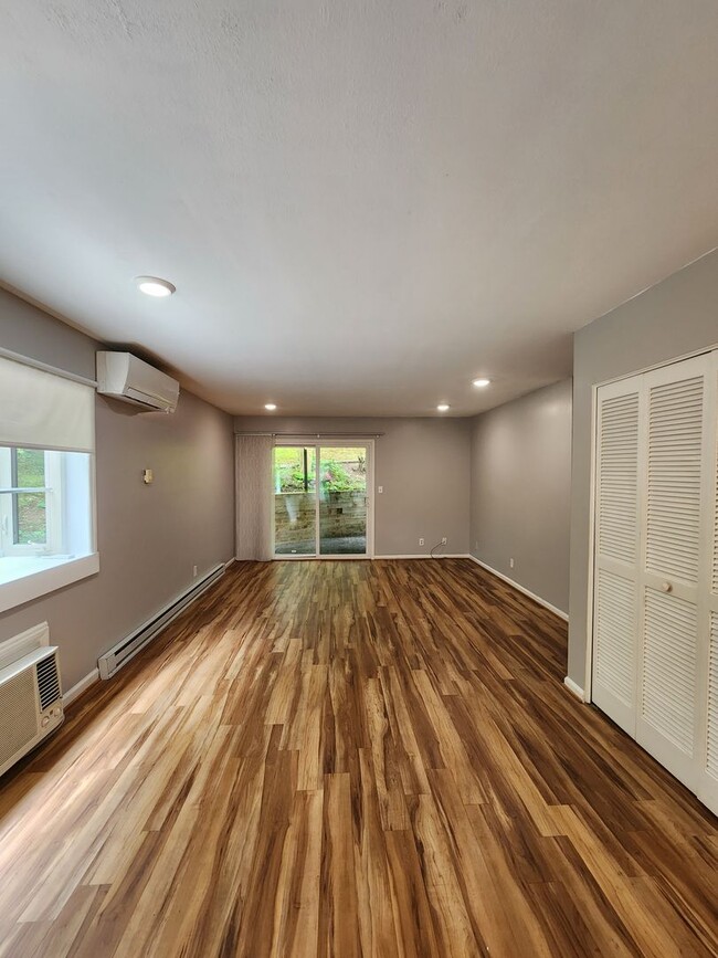 Building Photo - Black Mountain Rental!