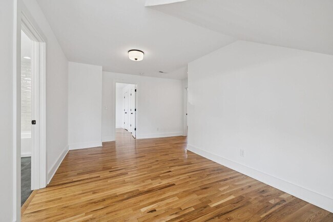 Building Photo - Beautifully Remodeled Home Just Minutes From Downtown Nashville