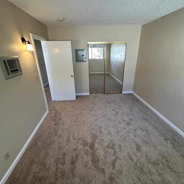 Building Photo - 1301 Hemlock Ave