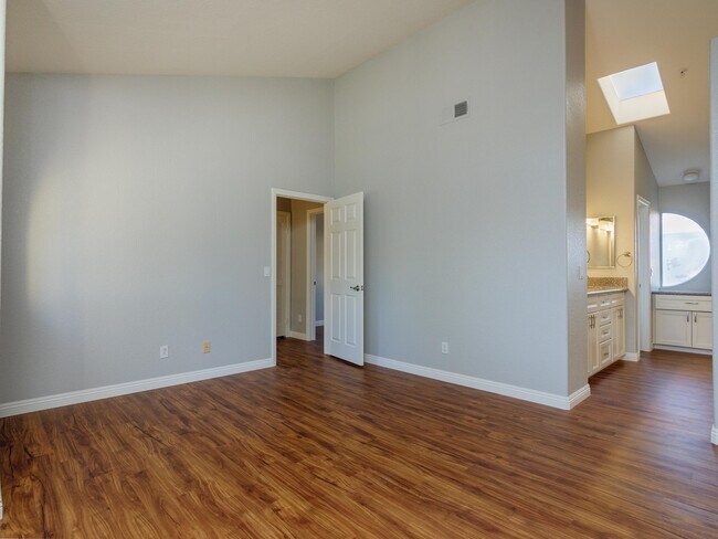 Building Photo - TOTALLY REMODELED, BLOCKS TO THE BEACH!