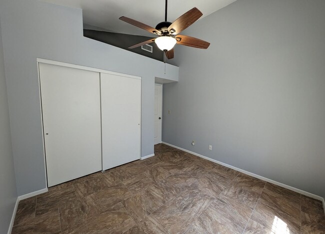Building Photo - 2 Bedroom Condo in the Sonoma Village Comm...