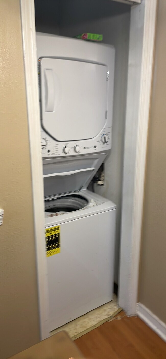 Building Photo - 2330 Edenborn Ave