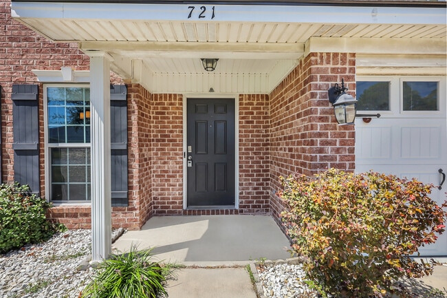 Building Photo - 721 Highgrove Ct