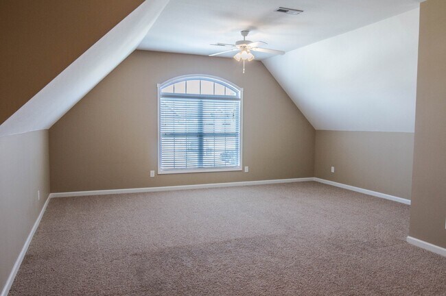Building Photo - Pet Friendly Three Bedroom with Bonus!