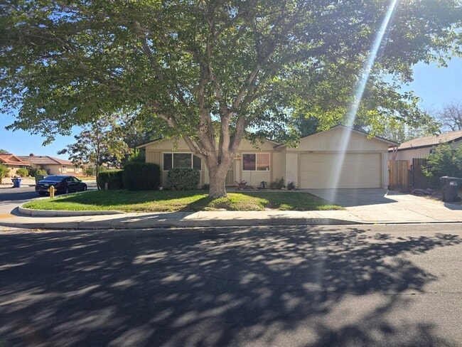 Building Photo - RECENTLY BEAUTIFULLY RENOVATED 4 BEDROOM 2...