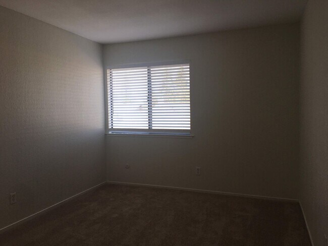 Building Photo - Freshly updated Woodside Park townhouse, c...