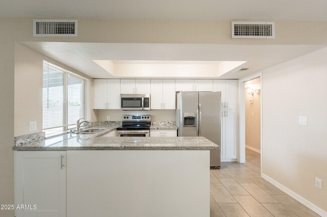 Building Photo - 3422 E Altadena Ave