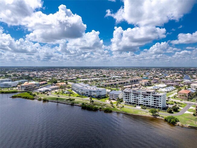 Building Photo - 1500 Park Beach Cir