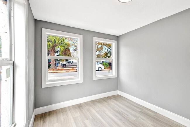 Building Photo - 3710 Roseland Dr