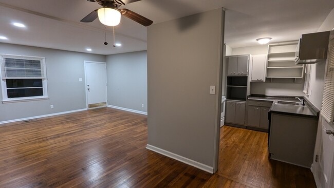 Building Photo - 3100 Highland Dr SE