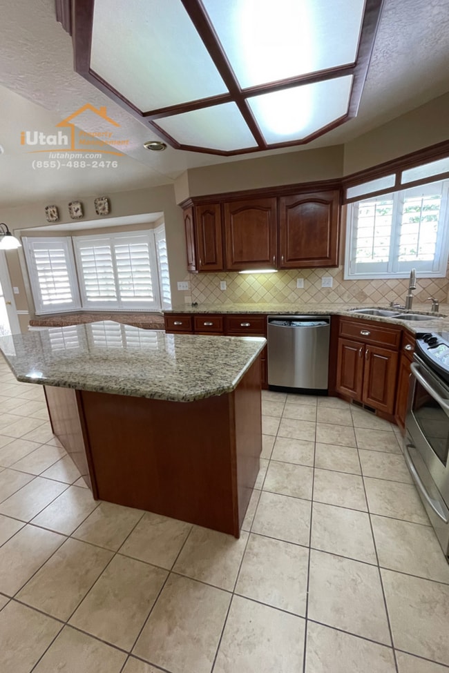 Building Photo - East Layton 6 Bdrm 3 Bth 2 car garage home.