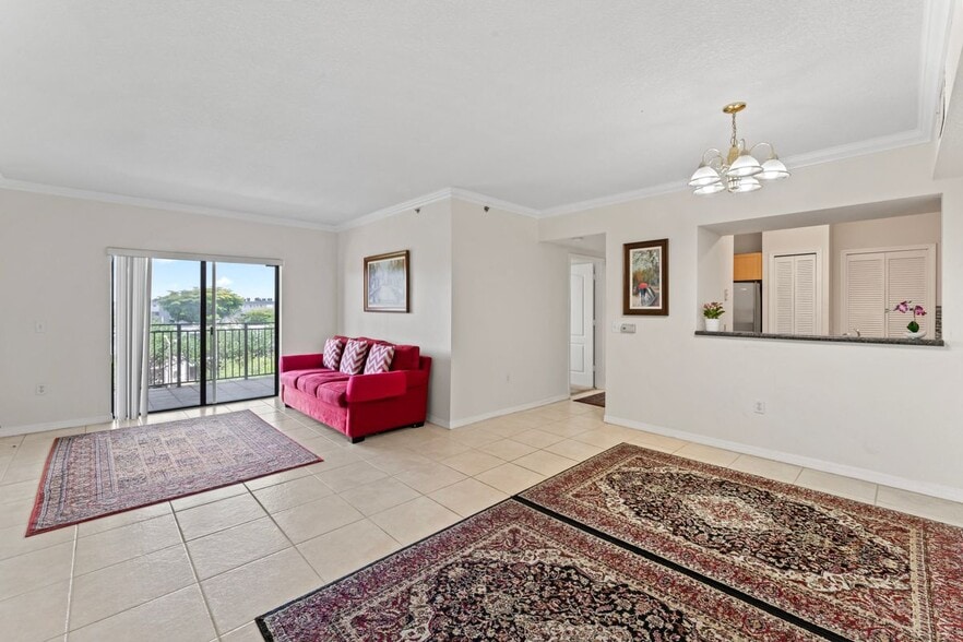 Building Photo - 9340 Fontainebleau Blvd