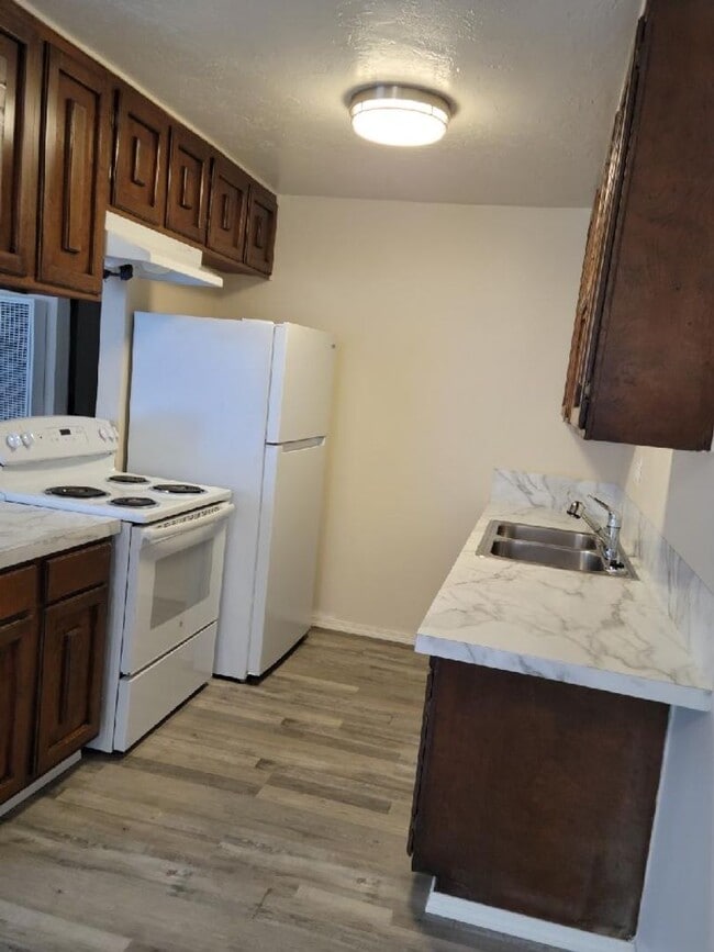 Building Photo - 2 Bedroom, 1 Bathroom Apartment In Canyonville.