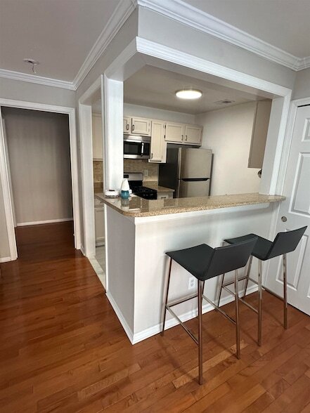 Building Photo - 21 Buttonwood St